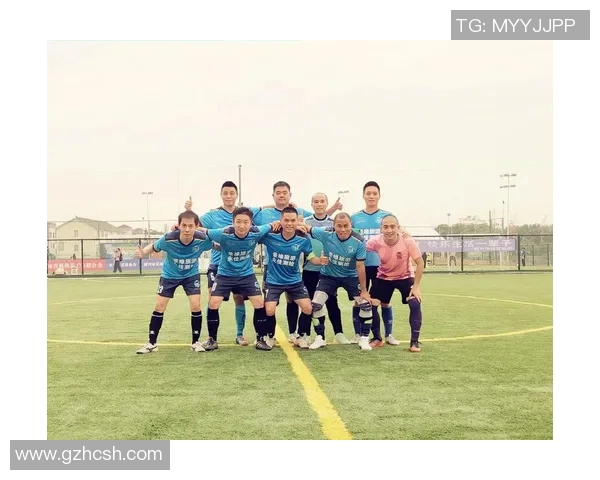 足球明星走进社区与群众同场竞技共享快乐时光